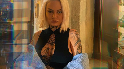 Dövmeleri için göğüs dekolteli kıyafetler giyiyor (27 Şubat 2022)