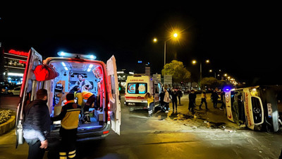 Ambulansla otomobil çarpıştı. 3 kişi yaralandı