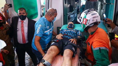 Taraftar takım otobüsüne saldırdı. Futbolcular hastanelik oldu