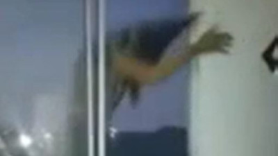 Bu da twerk dans faciası! Pencereden aşağı düştü