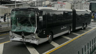 Metrobüs yolunda korkunç kaza: 7 yaralı