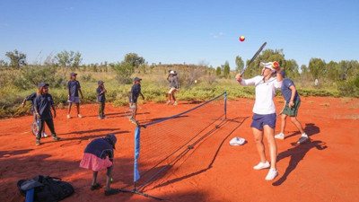 Dünyanın 1 numarası Barty, Aborjinlerle tenis oynadı