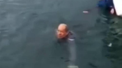 Bodrum'da bir çift el ele tutuşup denize atladı