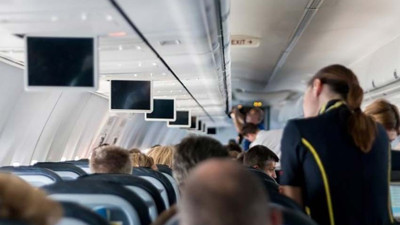 Bankacı Türk hostesin etek altı görüntülerini çekerken yakalandı