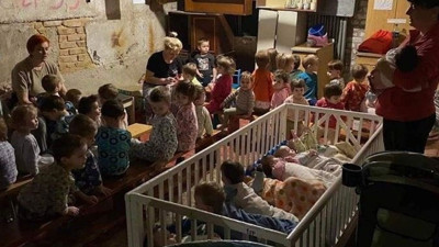 İnsanlık sığınakta! Ukrayna'da küçük çocukların kaldığı bir sığınak