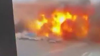 Rus ordusu, Harkov'da belediye binasını havaya uçurdu. Yoldaki arabalarda onlarca sivil vardı