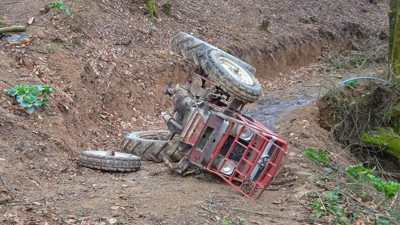 Devrilen traktör can aldı