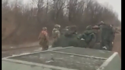 Kharkiv'de 15 Rus askeri esir alındı. Bir zamanlar Faşist Nazilere bölgeyi zehir eden Ukraynalılar kahramanca direniyor