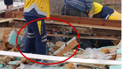 Duvar işçilerin üzerine devrildi: 2 yaralı