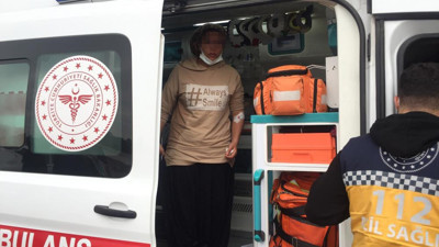 Karısını kürekle dövdü