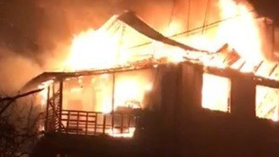 Ahşap evler cayır cayır yandı