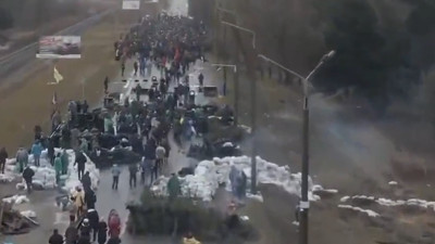 Ukraynalılar özgürlüğü için şehrin girişlerine barikat kurdu. Bir halk direniyor