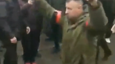 Ruslar teslimi için pazarlığa geldiği şehirden ellerinde el bombaları ile çıktı. Halk kabul etmedi