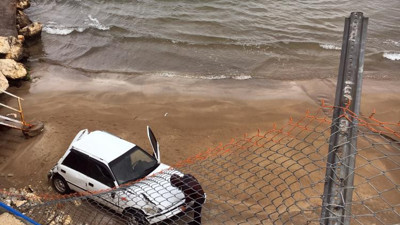 Mersin'de otomobil plaja düştü