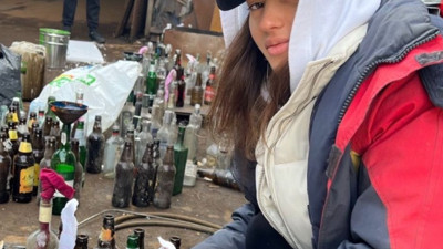 Ukraynalı ünlü fotomodel Levchenko direnişte molotof kokteyli üretiyor
