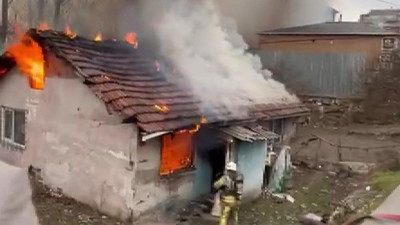 Sultanbeyli'de gecekondu alev alev yandı