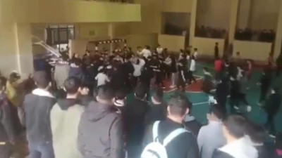 Liselilerin maçında saha arenaya döndü