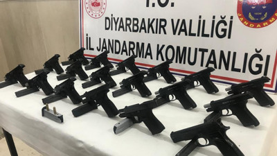 Diyarbakır'da 18 ruhsatsız tabanca ele geçirildi (03 Mart 2022)