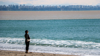 Konyaaltı sahili çamur rengini aldı! Görenler hemen telefonlara sarıldı...