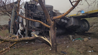 Tır meyve bahçesine daldı