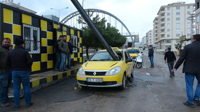 Fırtınada kopan demir parçası taksiye ok gibi saplandı