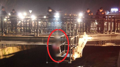 Üst geçitte asılı ceset alarmı