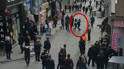 Sokak ortasında sopalı, tekmeli, yumruklu kavga! Ortalık savaş alanına döndü…