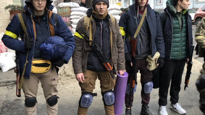 Ukraynalı gönüllü askerlerin dizinde dizlik ayağında spor ayakkabı... Sanki paintball oynayacaklar