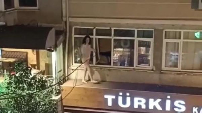 Evinin penceresinden çıkan kadın eşyalarını sokağa fırlattı