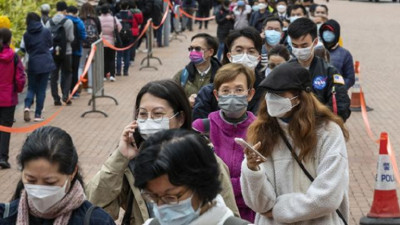 Hong Kong'da gıda ürünleri ve ilaç sayıyla satılıyor