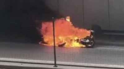 Motosiklet alev alev yandı. Canını zor kurtardı