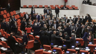 Meclis'te yumruklu kavga. CHP'li ve MHP'li vekiller birbirine girdi