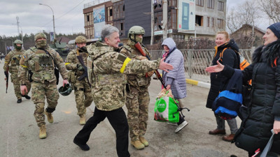 Eski Ukrayna Cumhurbaşkanı Poroshenko cephe hattında