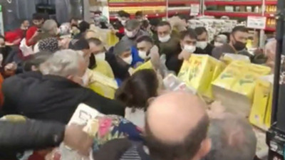 Ankara'da Ayçiçek yağı için birbirlerini ezdiler! Ayçiçek yağını kapan som altın bulmuş gibi kasaya koştu... Z kuşağı torunlarına bu günleri anlatacak