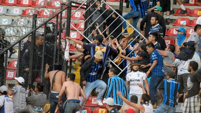 Meksika Ligi'nde tarihe geçen maç kanlı bitti. Dünya bu maçı konuşuyor. Çok sayıda ölü ve yaralılar var