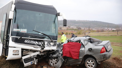 Eskişehirde otobüs otomobili paramparça etti! Şampiyonaya giden tekvandocu baba, kızı ve bir sporcunun babası öldü