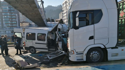 Öğrenci servisi TIR’a çarptı! Ölü ve yaralılar var…