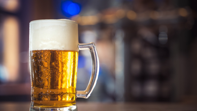 Günde iki bardak bira içmenin beyne 10 yıllık yaşlanma kadar zarar verdiği keşfedildi