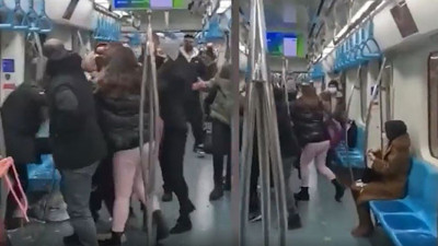 Marmaray'da neden seviştiniz kavgası! Gençlere saldırdı, ortalık karıştı
