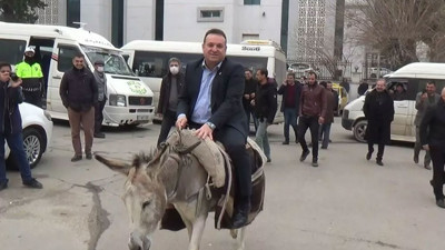 Zamları protesto için benzin istasyonuna eşekle geldi! Eşekten düştü