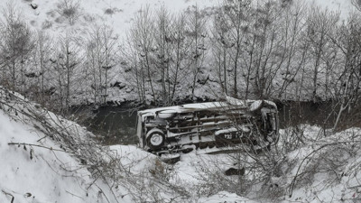 Minibüs uçuruma devrildi