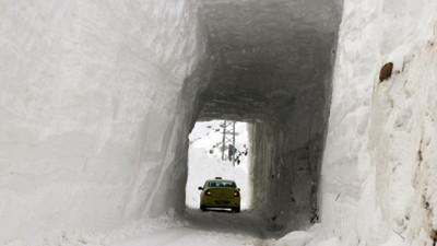 Çığ düşen köy yolunda karı kaldıramayınca tünel açtılar
