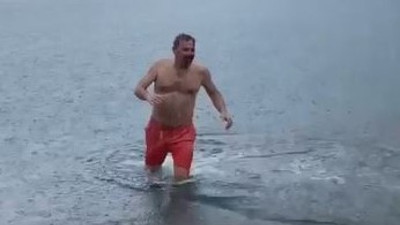 Dondurucu soğukta denize girdiler