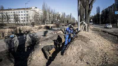Kiev'de halk şehrin etrafına hendek kazıyor