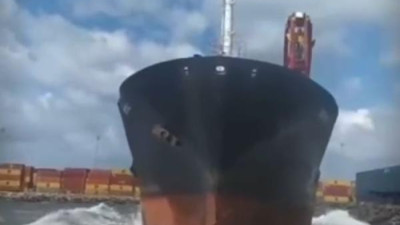 İskenderun'da azgın dalgalar koca gemiyi beşik gibi salladı