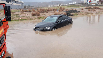 Sağanak sonrası yollar göle döndü! 3 kişilik aile araçta mahsur kaldı…