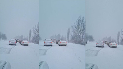 Denizli'de kar yolları kapattı. Kuyruklar oluştu