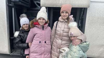 Vefalı Türk 4 kız kardeşe sahip çıktı. Tren istasyonunda ağladıklarını gördü dayanamadı