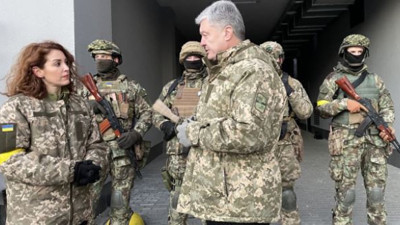 Rus tarafına giderse Rus parkası mı giyecek? Türkiye Nagehan'ın çatışmaya girip girmediğini merak ediyor. Gerçek savaş muhabirlerini göndermezseniz böyle olur