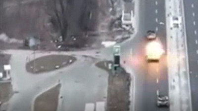 Ukrayna askerleri pusuya düşen Rus tanklarını imha etti